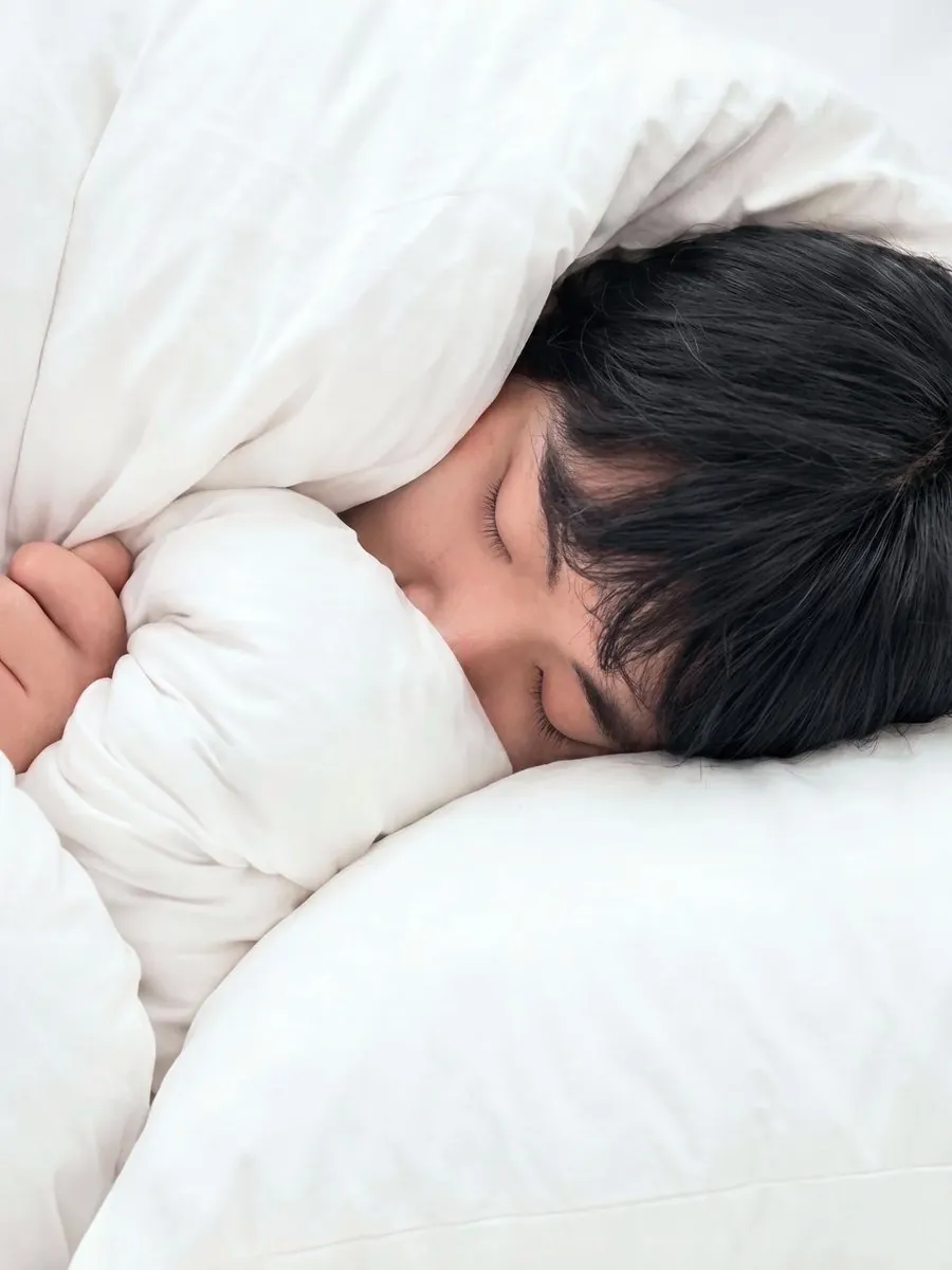 QUIET HOUR — 흰 침구에 감싸여 잠든 인물